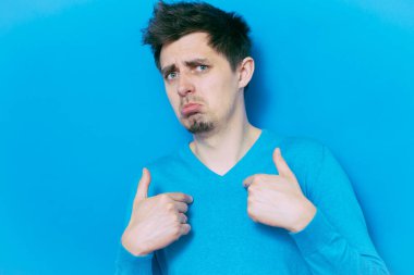 Erkek el parmağı göğsünü işaret ediyor. Jest yap. Ben kimim? Gri bir arkaplanda