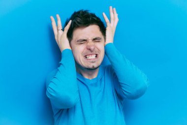 Kulaklarını kapat dostum. 