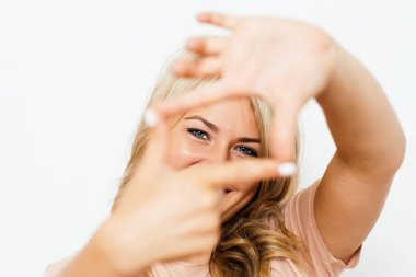 Kadın el çerçevesi yapıyor.