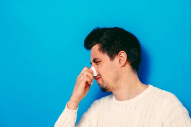 Adamın burnu akıyor.