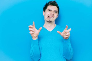 Adam korkudan korkuyor.