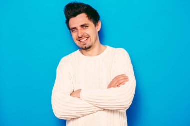 Kollarını kavuşturmuş bir adamın portresi.