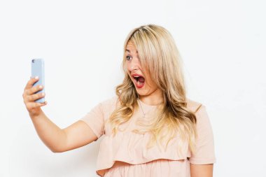 Stüdyo geçmişine karşı akıllı telefonu olan kadın.