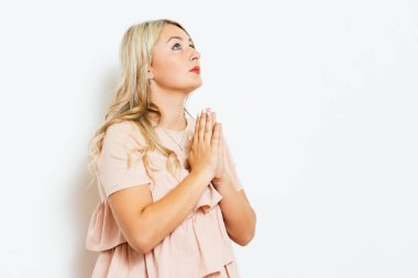 Dua et. Bir kadın. Stüdyo arka planı