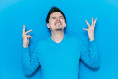 Neşeli, çok mutlu bir adam.