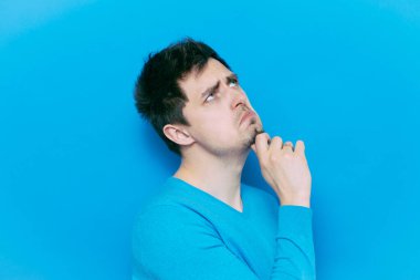 Adam stüdyo geçmişine karşı düşünüyor. 