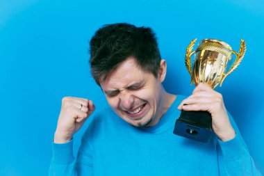 Altın kadehli bir adam