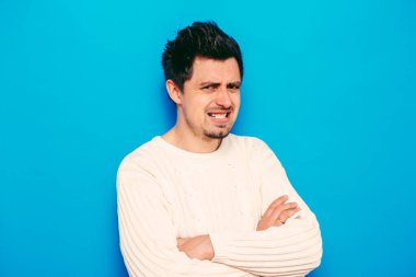 Kollarını kavuşturmuş bir adamın portresi.