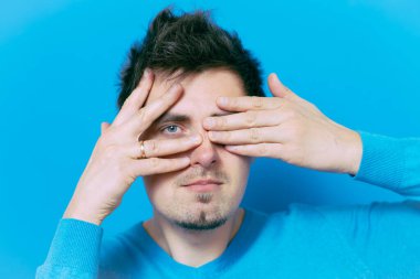 Parmaklarından İzle.