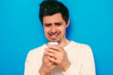 Akıllı telefonu olan bir adam.