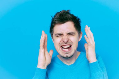 Kızgın adam stüdyonun arka planında bağırıyor. 