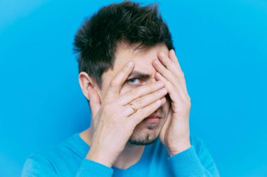 Parmaklarından İzle.