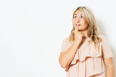 Kadın parmağını dudaklarına koydu.