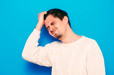 Stüdyo geçmişine karşı erkekler baş ağrısı 