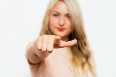 Kamerayı gösteren güzel bir kızın stüdyo portresi.