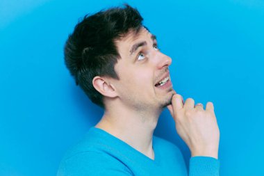 Stüdyoda poz veren adam 