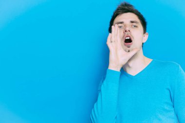 Stüdyoda poz veren adam 