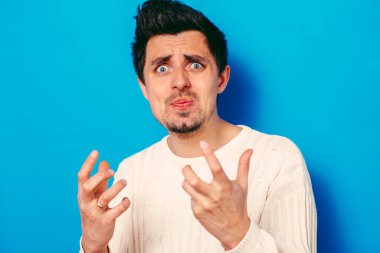 Stüdyoda poz veren adam 