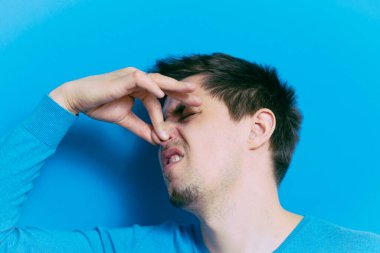 Leş gibi kokuyor. Adamın burnunu kapatır.