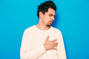 Kalp krizi geçiren bir adam.