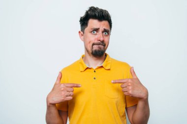 Erkek el parmağı göğsünü işaret ediyor. Jest yap. Ben kimim?.