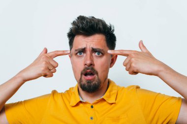 Parmağıyla şakağına dokunan öfkeli bir adamın yakın plan portresi. Delirdin mi sen??