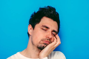 Stüdyoda poz veren adam 