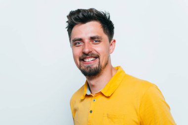 Stüdyoda poz veren adam 