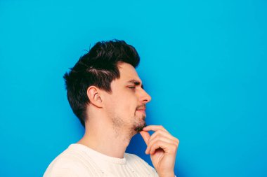 Stüdyoda poz veren adam 