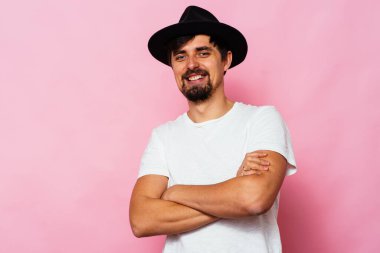 Kollarını kavuşturmuş bir adamın portresi.