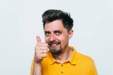 Adam baş parmağını gösteriyor.