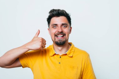 Adam baş parmağını gösteriyor.