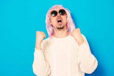 Gözlüklü ve peruklu komik inek..