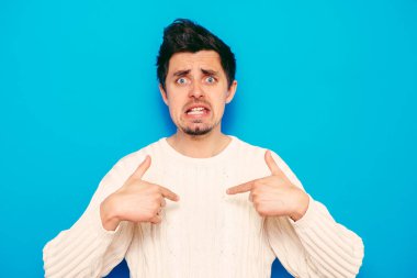 Erkek el parmağı göğsünü işaret ediyor. Jest yap. Ben kimim?.