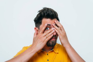 Erkekler gözlerini onun elleriyle kapatır.