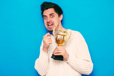 Altın kadehli bir adam