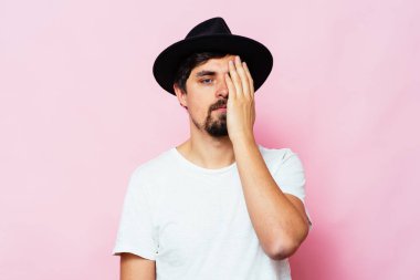  Adam elleriyle yüzünü kapatıyor.