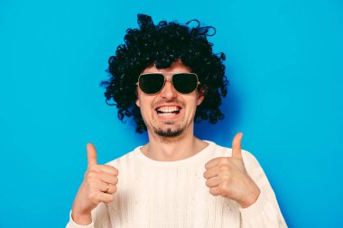 Gözlüklü ve peruklu komik inek..