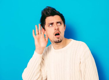 Kulak misafiri olur, dinlemeye çalışır..