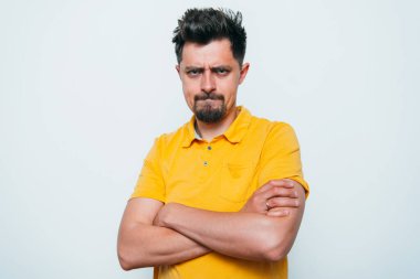 Kollarını kavuşturmuş bir adamın portresi.