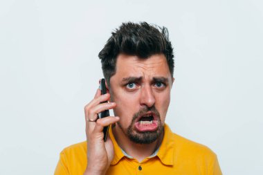 Akıllı telefonu olan bir adam.