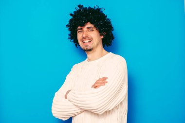 Kollarını kavuşturmuş bir adamın portresi.