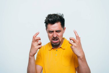 Stüdyo arka plandaki adam