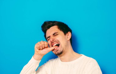 Adam tırnaklarını yiyor.