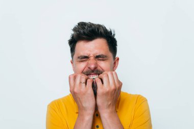 Adam tırnaklarını yiyor.