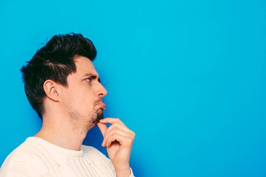 Stüdyo arka plandaki adam