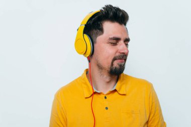 Stüdyo arka plandaki adam