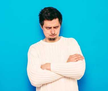 Kollarını kavuşturmuş bir adamın portresi.