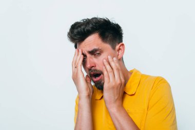 Adam korkudan korkuyor.