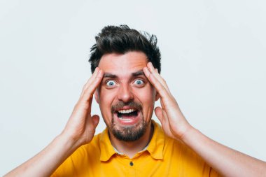 Stüdyo arka plandaki adam